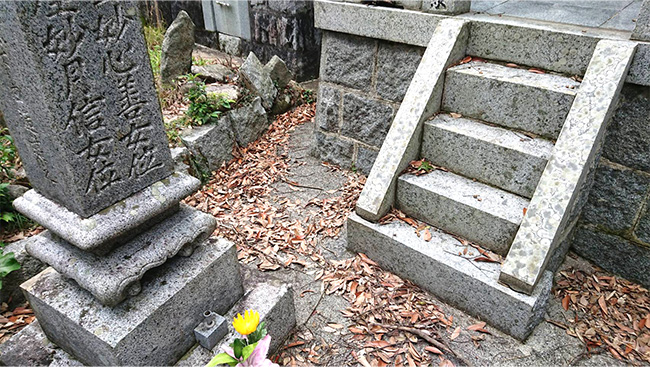 墓地の草刈りと掃除高圧洗浄機による墓石清掃